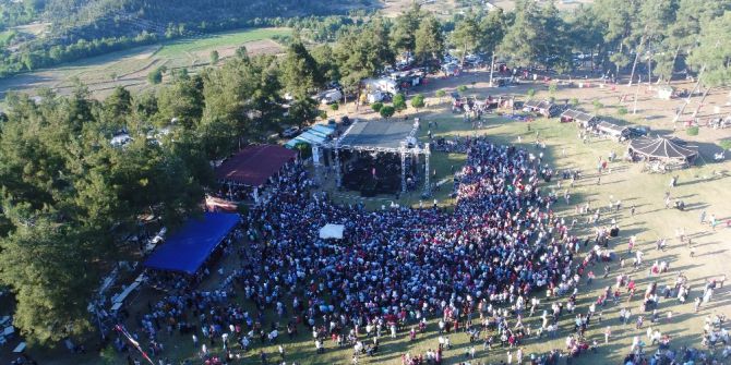 Karagöz Şenliği’nde Ünlü Sanatçılar Binlerce Kişiyi Coşturdu