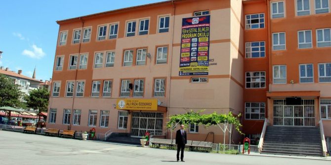 Ali Rıza Özderici Kız Anadolu İmam Hatip Lisesi Yeni Öğrencilerini Bekliyor