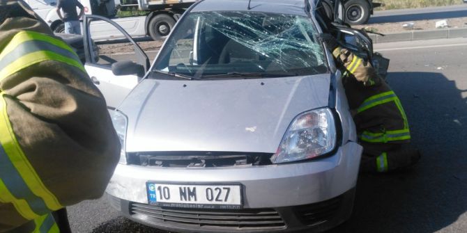 Geçen Ay Evlenen Eczacı Teknisyeni Kadın Sürücü, Elektrik Direğine Çarparak Öldü