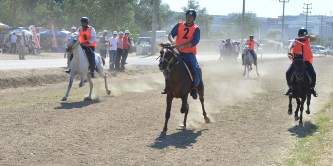 Nilüfer Rahvan At Yarışları Nefes Kesti