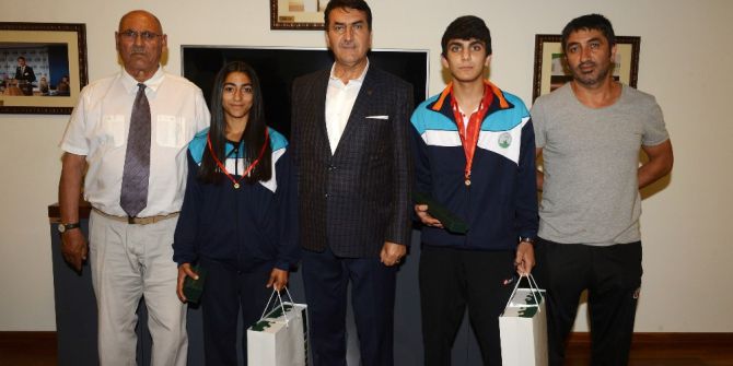 Dündar’dan Başarılı Sporculara Ödül