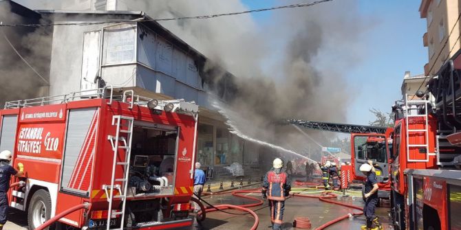 Pendik’te İki Katlı Nalbur Dükkanı Alev Alev Yandı