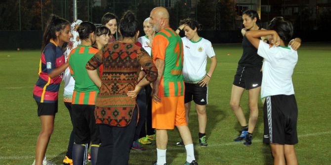 Başkan Çavuşoğlu, Bu Kez Kızlarla Sahaya Çıktı