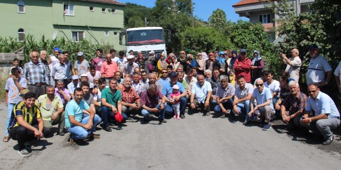 Köylüler Yol Kapatıp Eylem Yaptı