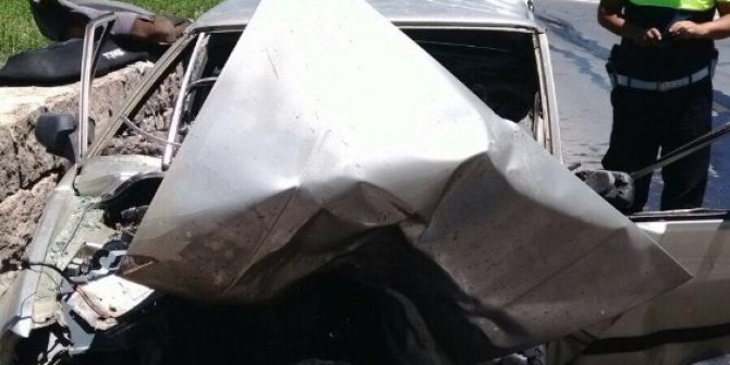 Otomobiller Çarpıştı, Sıkışanları İtfaiye Kurtardı