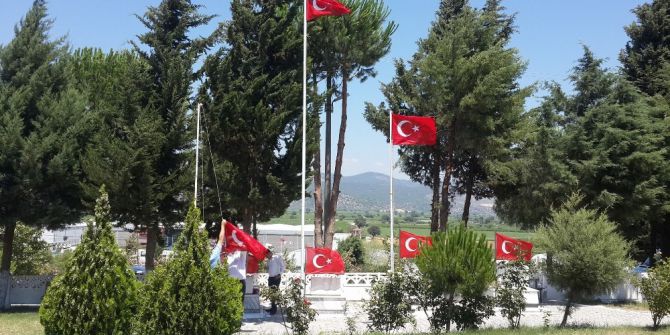 Şehitlikteki Bayraklar Yenilendi