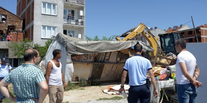 Kaçak Ahır Ve Barakalar Yıkıldı, Kuluçkaya Yatan Tavukları Zabıtalar Böyle Taşıdı