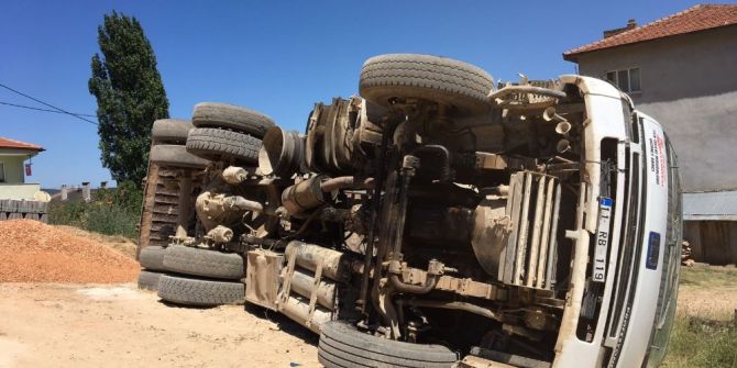 Bilecik’te Çakıl Yüklü Kamyon Devrildi