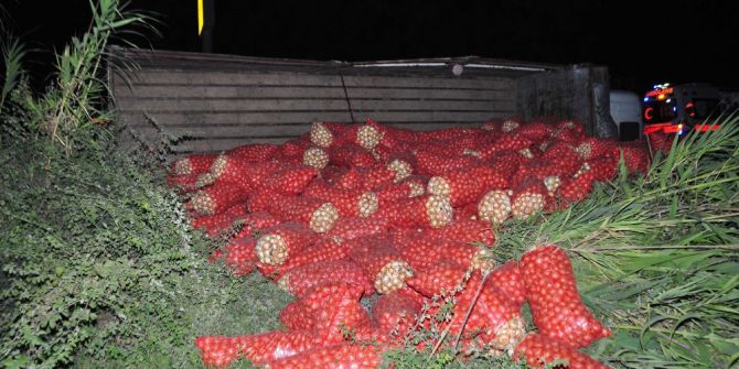 Manavgat’ta Kamyon Devrildi: 1 Yaralı