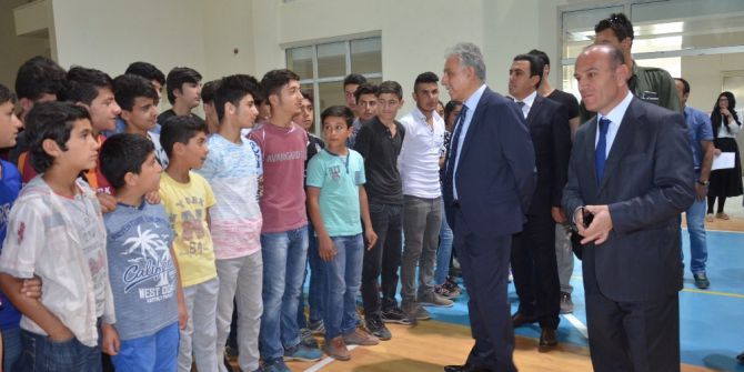 Yüksekova’da Öğrencilere Spor Malzemesi Desteği