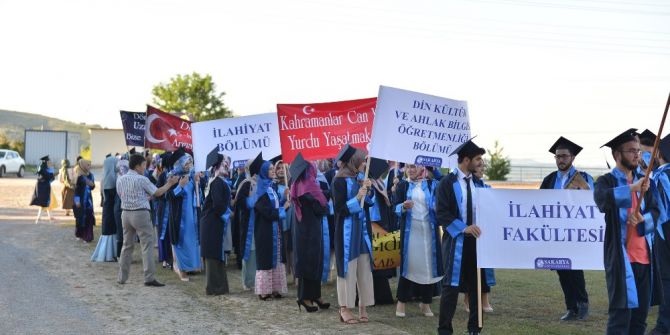 İlahiyat Fakültesi’nde Mezuniyet Coşkusu