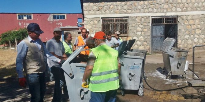 Çöp Konteynerleri Temizleniyor