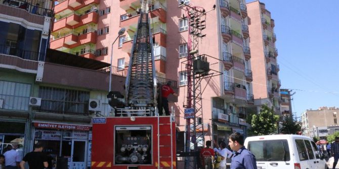 Elektrik Kontağından Çıkan Yangında Ev Kül Oldu