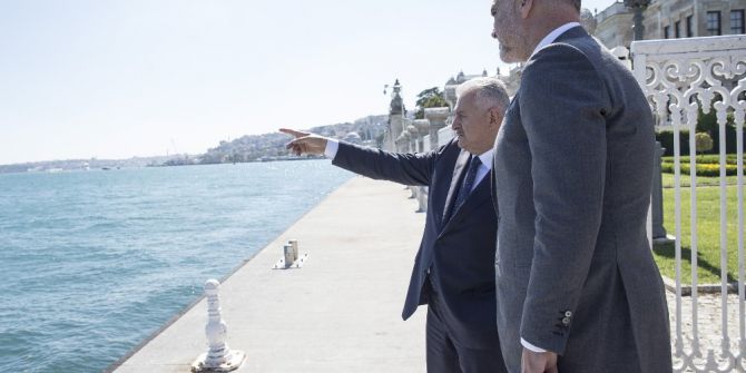 (Düzeltme) Başbakan Yıldırım Ve Arnavutluk Başbakanı Edi Rama, Dolmabahçe Ofisinin Bahçesinde Gezinti Yaptı