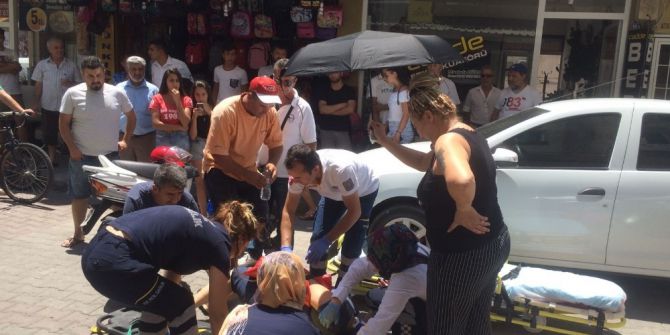 Yaralıyı Güneşten Korumak İçin Şemsiyeyle Başında Bekledi