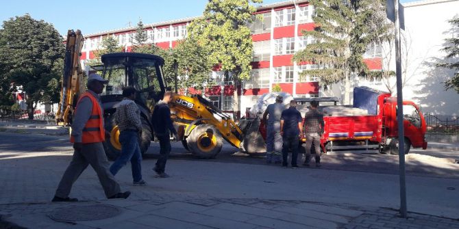 Hafriyat Kamyonu Altyapı Çalışması Alanında Çukura Düştü