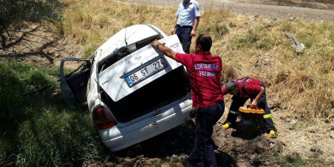 Otomobil Şarampole Yuvarlandı