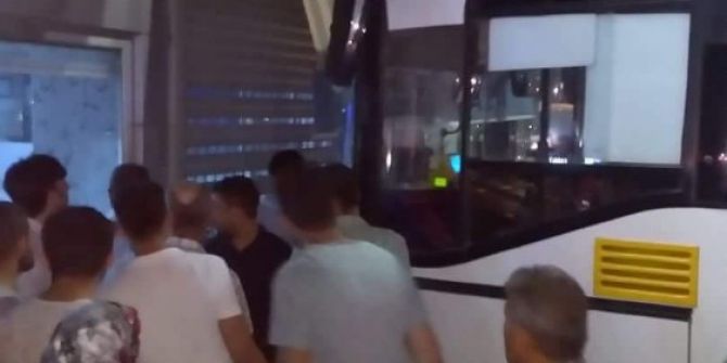 Freni Boşalan Otobüs Kuyumcu Dükkanına Çarptı