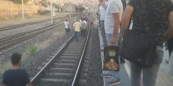 Tren Gecikince Raylara İnen Yolcular Diğer Durağa Yürüdü
