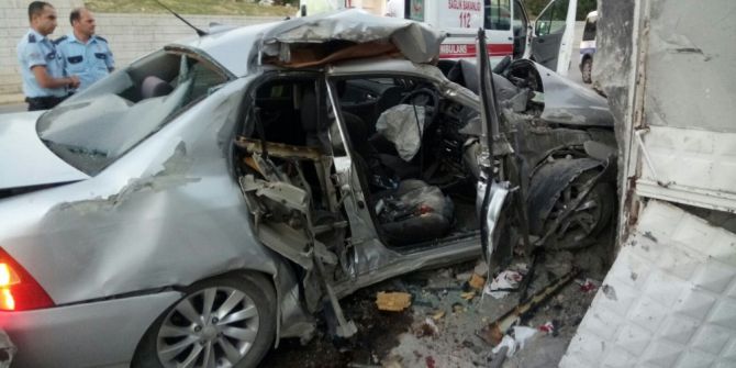Otomobil Evin Duvarına Çarptı: 1 Ölü 1 Yaralı