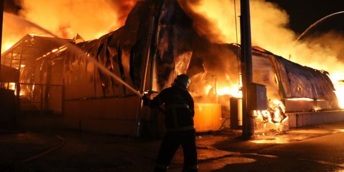 Gıda Deposu Alev Alev Yandı