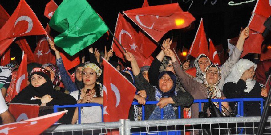 İzmir’de Son Demokrasi Nöbeti De Coşku İçinde Geçti