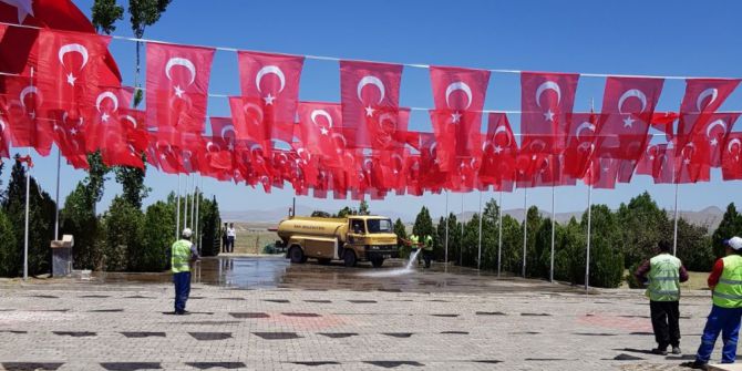 Zeve Şehitliği Bayraklarla Süslendi