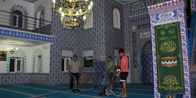 Büyükşehir Belediyesin ’Den Cami Temizliği