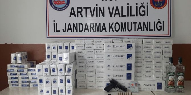 "Dur" İhtarına Uymayan Araçtan Kaçak Sigara Ve İçki Çıktı