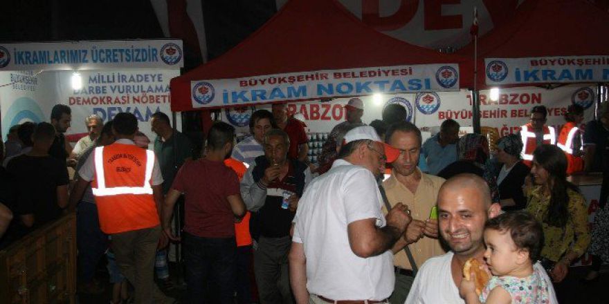 Trabzon’da Son “Demokrasi Nöbeti”nde Vatandaşlar Alanı Doldurdu