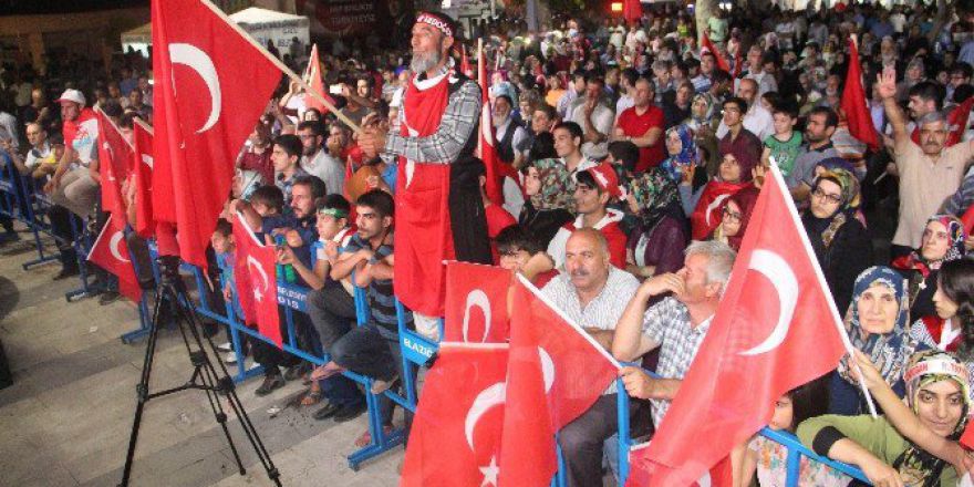 Elazığ’da Demokrasi Nöbeti Devam Ediyor