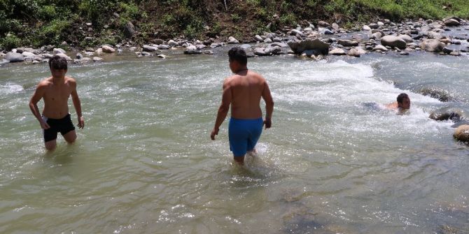 Sıcaktan Bunalan Rizeliler Derelere Akın Etti