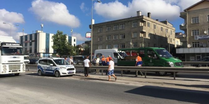 Yolun Karşısına Geçmeye Çalışan Kadına Araba Çarptı