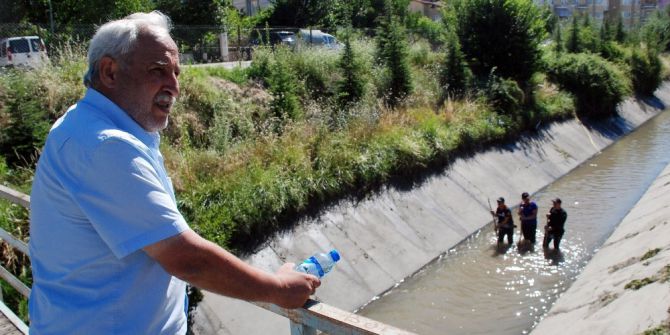Sulama Kanalına Düşen Otomobilde Kaybolan Oğlunu Arıyor