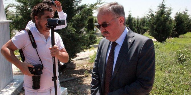 Vali Özdemir Şehidin Mezarı Başında Gözyaşlarını Tutamadı