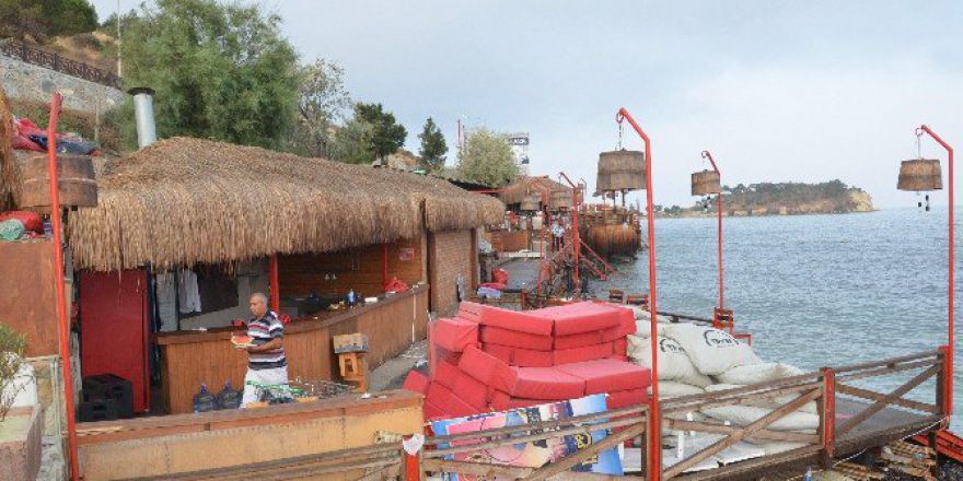 Kuşadası’nda Sahili İşgal Eden Eğlence Yeri Yıkıldı