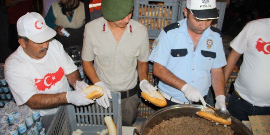 Vatandaşlar Demokrasi Nöbetini Asker Ve Polise Devretti
