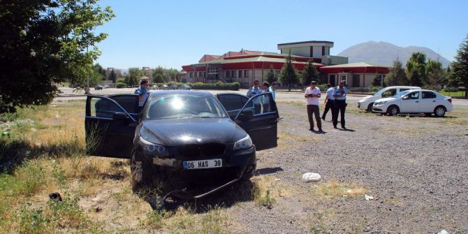Kurşunladığı Otomobilin Altında Kaldı