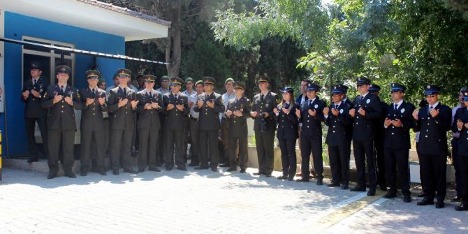 Polis Ve Askerler Şehit Arkadaşları İçin Birlikte Dua Okudu