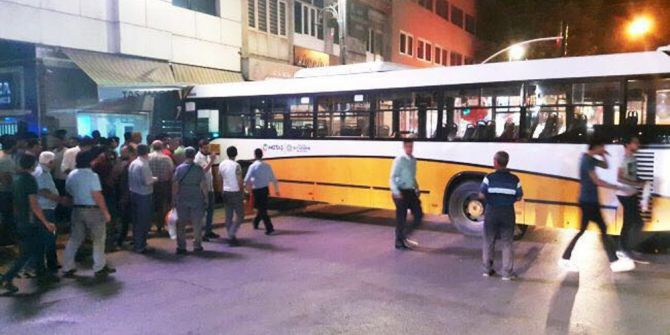 Freni Boşalan Otobüs Dükkana Çarptı