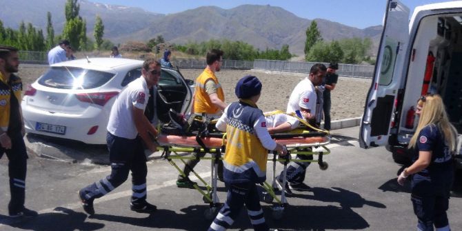 Erzincan’da 2 Otomobil Çarpıştı: 10 Yaralı