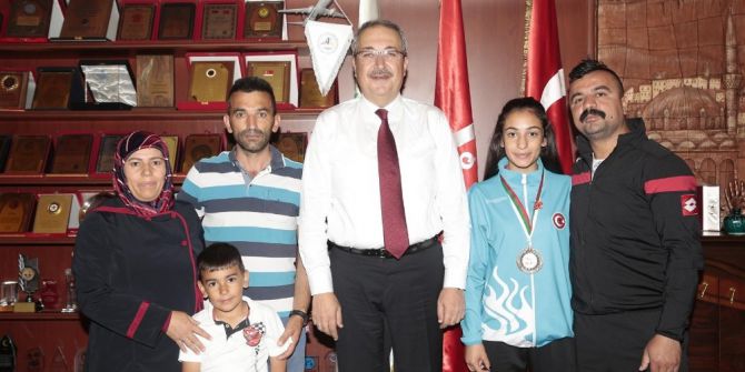 Ünver, Avrupa 3.sü Olan Güneş’i Altın İle Ödüllendirdi