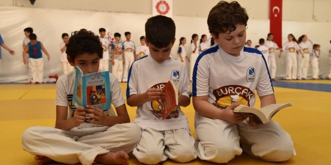 Hem Judo Yapıyorlar Hem De Kitap Okuyorlar