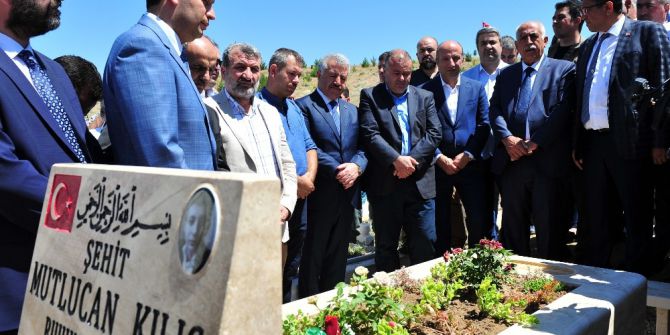 Bakan Arslan 15 Temmuz Şehidi Mutlucan Kılıç’ın Kabrini Ziyaret Etti