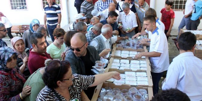 15 Temmuz Şehitleri İçin Dağıtılan Pilav, Uzun Kuyruklar Oluşturdu