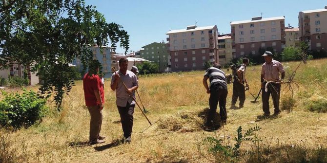 Muş Belediyesinden Mezarlıkların Bakım Ve Temizliği