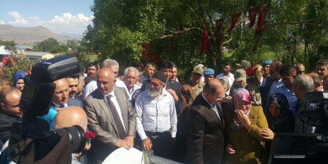 Bakan Recep Akdağ’dan Şehit Ailesine Ziyaret