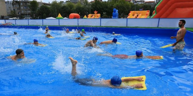 Sultangazili Çocuklar Portatif Havuzda Suyun Tadını Çıkardı