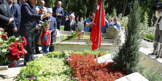 Cumhurbaşkanı Erdoğan, Karacaahmet’te 15 Temmuz Şehitlerini Ziyaret Etti