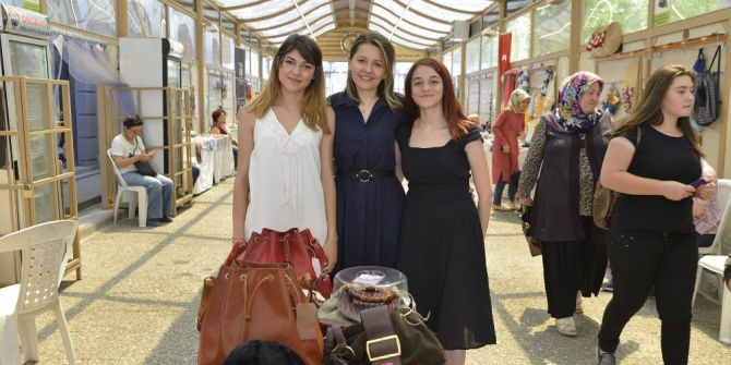 Hanımeli Sokak’da Sokak Hayvanları Yararına Stant